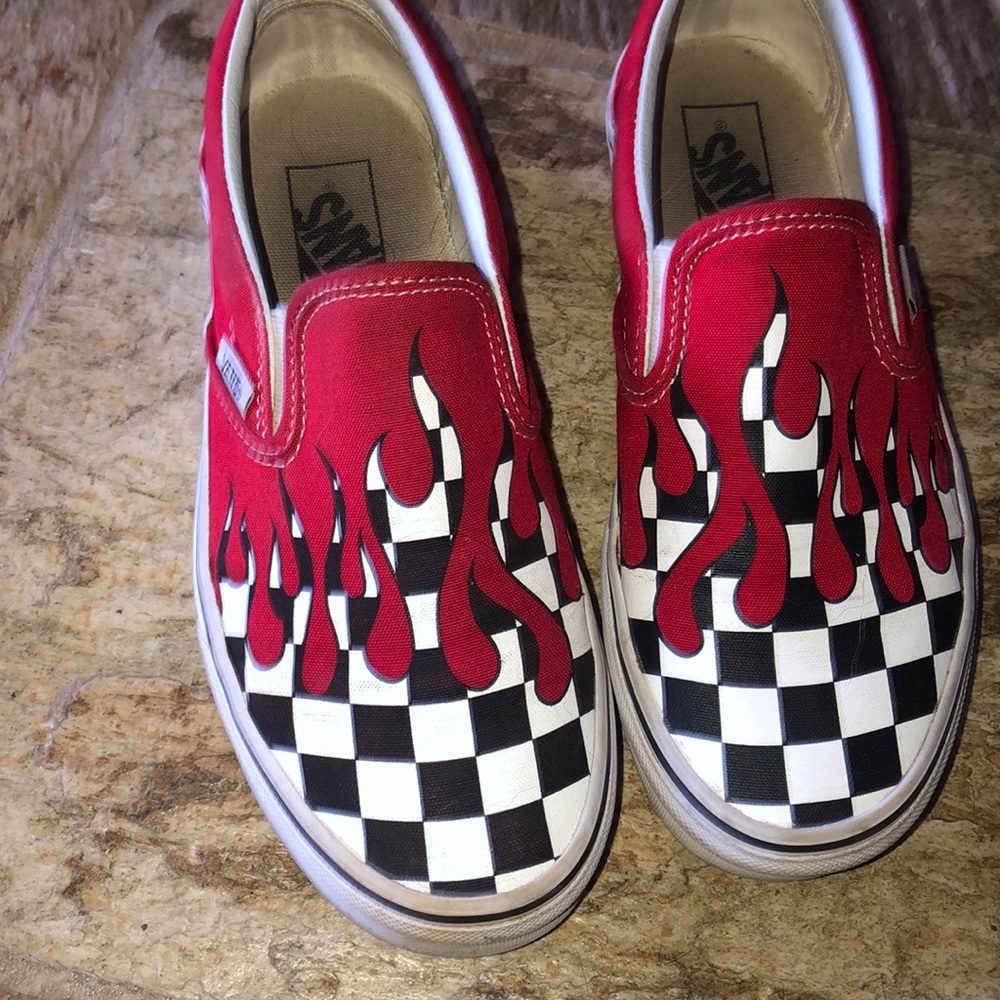 In new condition women’s size 8 vans slip on’s!!